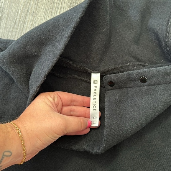 Women's Black Cowl Neck Fabletics Warm Sweatshirt Size medium - Picture 4 of 6